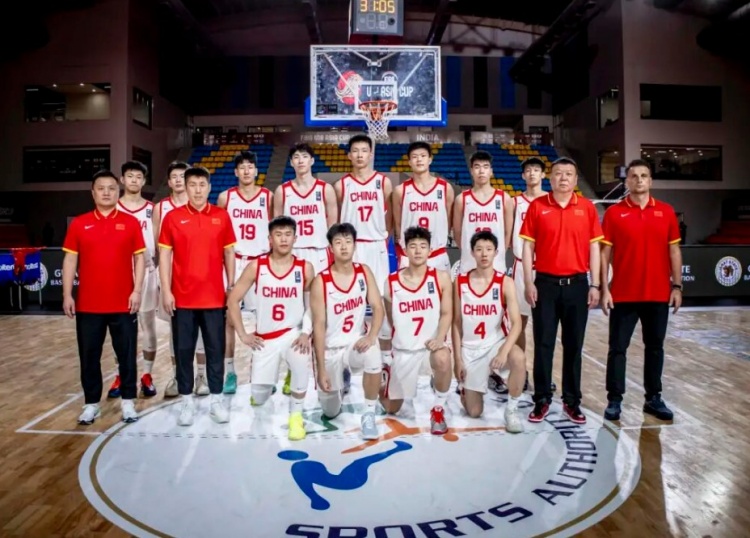 媒体人：打国际比赛碰到这种吹罚不能退赛抗议 人家根本不吃这套